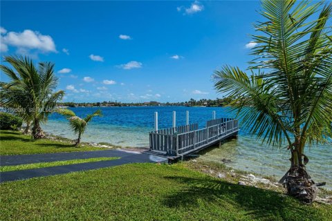 House in Miami, Florida 6 bedrooms, 485.23 sq.m. № 2058524 - photo 4