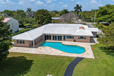 House in Miami, Florida 6 bedrooms, 485.23 sq.m. № 2058524 - photo 11