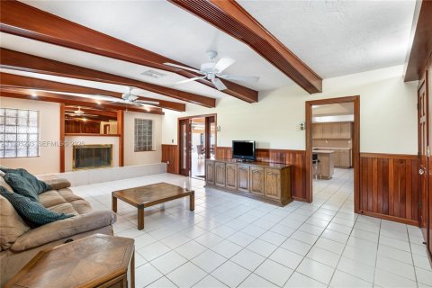 House in Miami, Florida 6 bedrooms, 485.23 sq.m. № 2058524 - photo 21