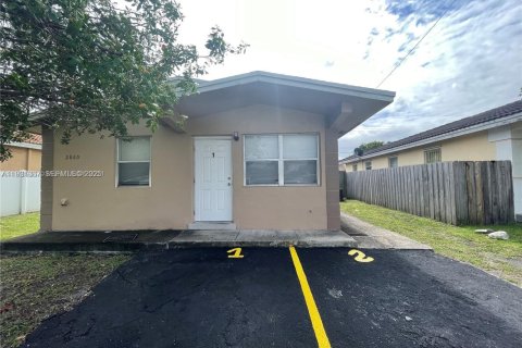 House in Fort Lauderdale, Florida 2 bedrooms, 138.7 sq.m. № 1993081 - photo 1