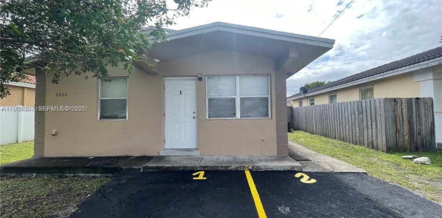 House in Fort Lauderdale, Florida 2 bedrooms, 138.7 sq.m. № 1993081