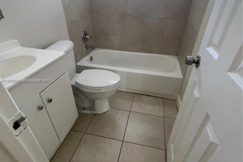 House in Fort Lauderdale, Florida 2 bedrooms, 138.7 sq.m. № 1993081 - photo 12