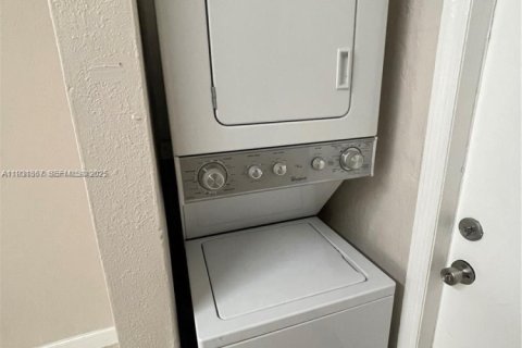 House in Fort Lauderdale, Florida 2 bedrooms, 138.7 sq.m. № 1993081 - photo 10