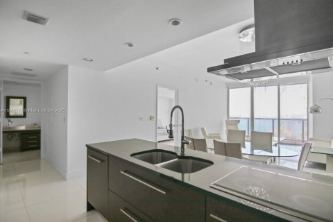 Condo in Miami, Florida, 1 bedroom  № 1890832 - photo 11