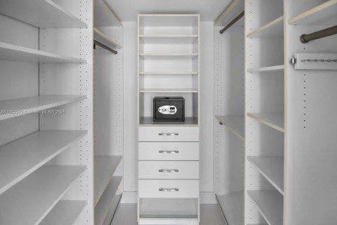 Condo in Miami, Florida, 1 bedroom  № 1890832 - photo 18