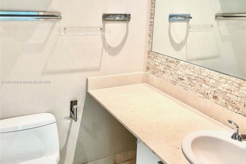 Condo in Aventura, Florida, 3 bedrooms  № 1921146 - photo 21