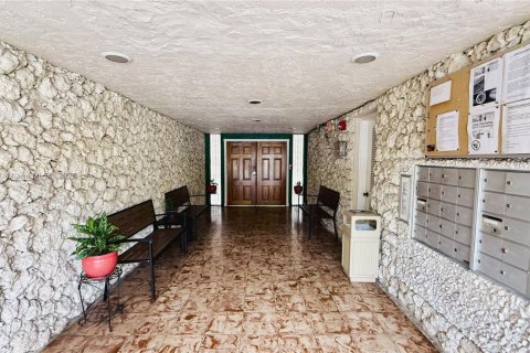 Condo in North Miami, Florida, 1 bedroom № 2015562 - photo 15