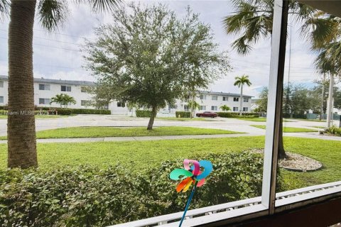 Condo in North Miami, Florida, 1 bedroom № 2015562 - photo 11