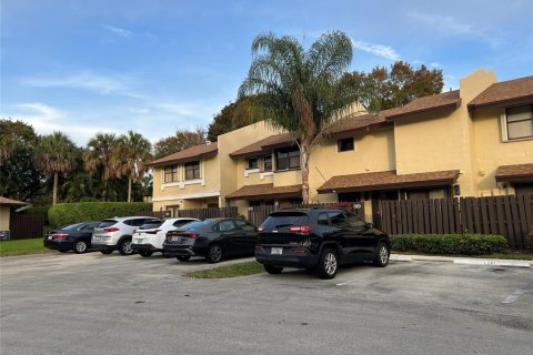 Townhouse in Pembroke Pines, Florida 3 bedrooms, 124.12 sq.m. № 1221510 - photo 1