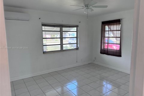 House in Hollywood, Florida 2 bedrooms, 118.91 sq.m. № 2027132 - photo 23
