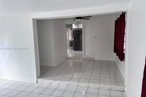 House in Hollywood, Florida 2 bedrooms, 118.91 sq.m. № 2027132 - photo 27