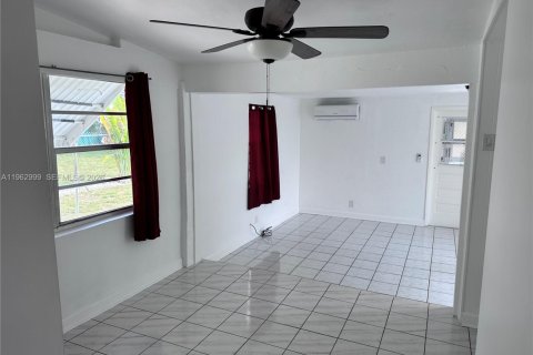 House in Hollywood, Florida 2 bedrooms, 118.91 sq.m. № 2027132 - photo 24