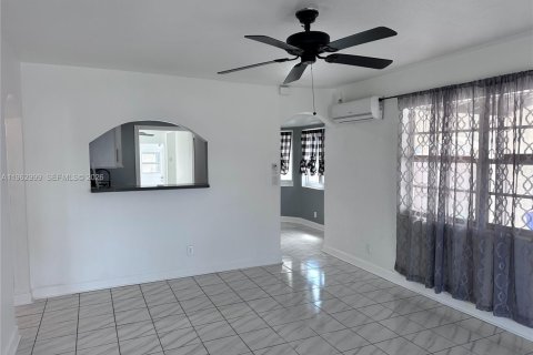 House in Hollywood, Florida 2 bedrooms, 118.91 sq.m. № 2027132 - photo 5