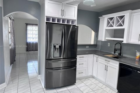 House in Hollywood, Florida 2 bedrooms, 118.91 sq.m. № 2027132 - photo 9