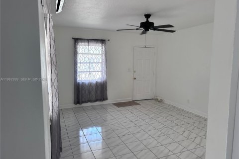 House in Hollywood, Florida 2 bedrooms, 118.91 sq.m. № 2027132 - photo 3