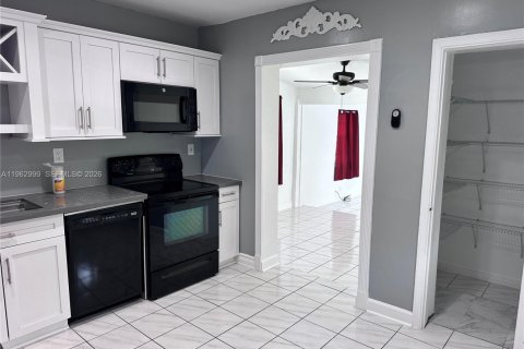 House in Hollywood, Florida 2 bedrooms, 118.91 sq.m. № 2027132 - photo 8