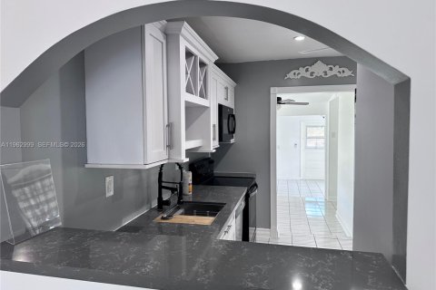 House in Hollywood, Florida 2 bedrooms, 118.91 sq.m. № 2027132 - photo 13