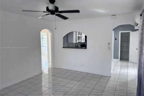 House in Hollywood, Florida 2 bedrooms, 118.91 sq.m. № 2027132 - photo 4