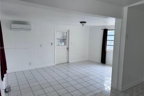 House in Hollywood, Florida 2 bedrooms, 118.91 sq.m. № 2027132 - photo 25