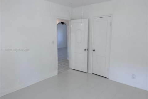 House in Hollywood, Florida 2 bedrooms, 118.91 sq.m. № 2027132 - photo 14