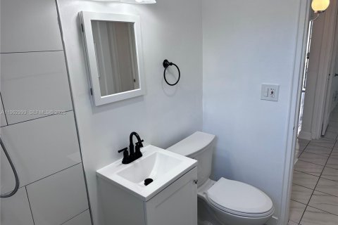 House in Hollywood, Florida 2 bedrooms, 118.91 sq.m. № 2027132 - photo 18