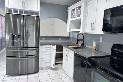 House in Hollywood, Florida 2 bedrooms, 118.91 sq.m. № 2027132 - photo 10