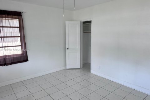 House in Hollywood, Florida 2 bedrooms, 118.91 sq.m. № 2027132 - photo 22