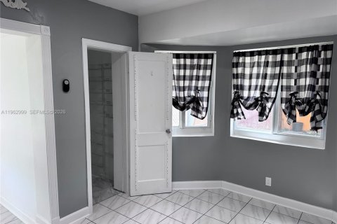 House in Hollywood, Florida 2 bedrooms, 118.91 sq.m. № 2027132 - photo 12