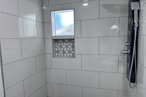 House in Hollywood, Florida 2 bedrooms, 118.91 sq.m. № 2027132 - photo 17