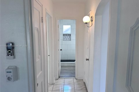 House in Hollywood, Florida 2 bedrooms, 118.91 sq.m. № 2027132 - photo 21