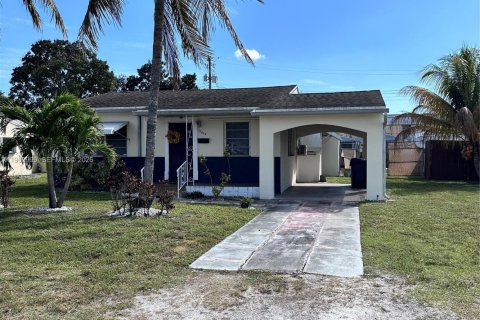 House in Hollywood, Florida 2 bedrooms, 118.91 sq.m. № 2027132