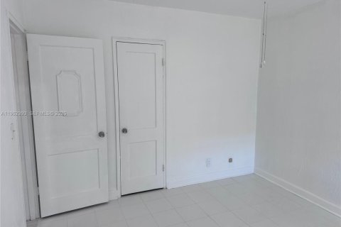 House in Hollywood, Florida 2 bedrooms, 118.91 sq.m. № 2027132 - photo 15