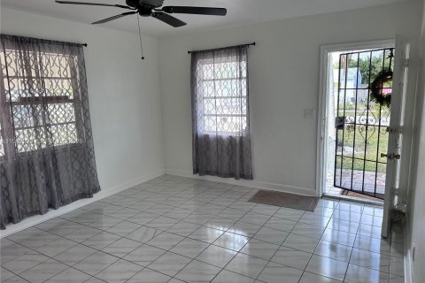 House in Hollywood, Florida 2 bedrooms, 118.91 sq.m. № 2027132 - photo 2