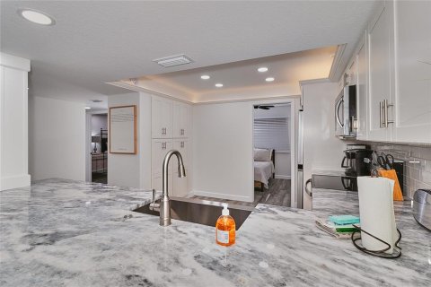 Condo in Indian Shores, Florida, 3 bedrooms  № 2111088 - photo 27
