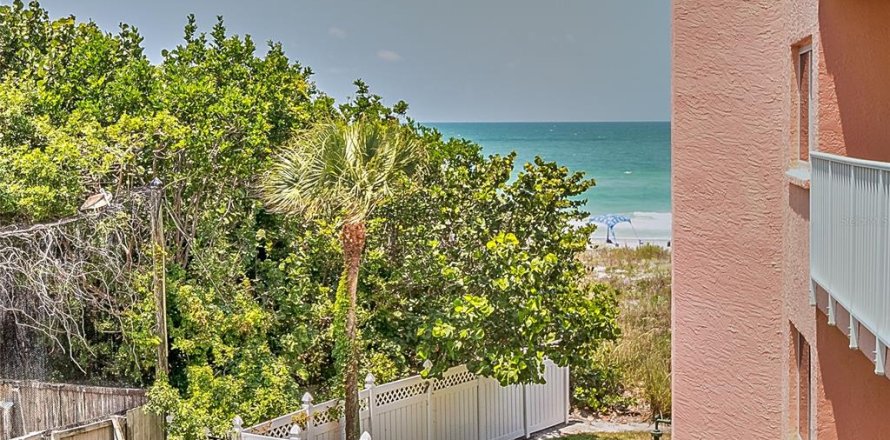 Condo in Indian Shores, Florida, 3 bedrooms  № 2111088