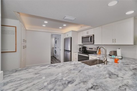 Condo in Indian Shores, Florida, 3 bedrooms  № 2111088 - photo 17
