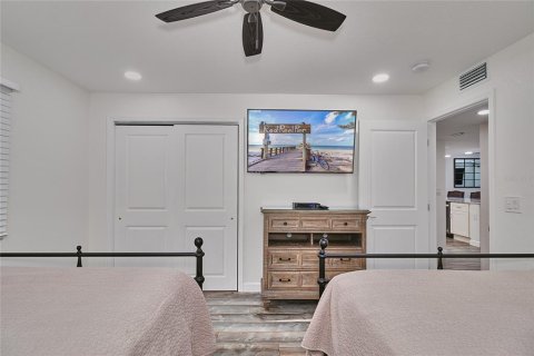 Condo in Indian Shores, Florida, 3 bedrooms  № 2111088 - photo 29