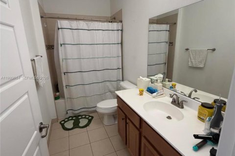 Casa en alquiler en Miami, Florida, 3 dormitorios, 167.97 m2 № 2058808 - foto 6