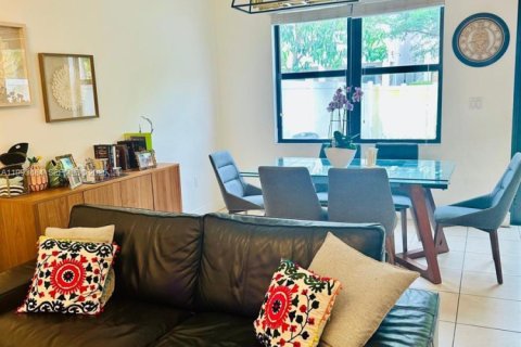 Casa en alquiler en Miami, Florida, 3 dormitorios, 167.97 m2 № 2058808 - foto 14