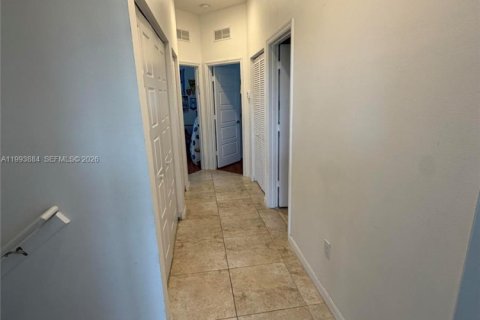 Casa en alquiler en Miami, Florida, 3 dormitorios, 167.97 m2 № 2058808 - foto 5