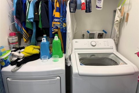 Casa en alquiler en Miami, Florida, 3 dormitorios, 167.97 m2 № 2058808 - foto 9