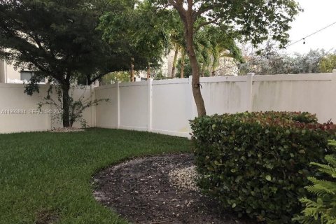 Casa en alquiler en Miami, Florida, 3 dormitorios, 167.97 m2 № 2058808 - foto 3