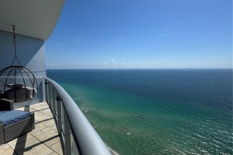 Condo in Sunny Isles Beach, Florida, 3 bedrooms № 1940471 - photo 1