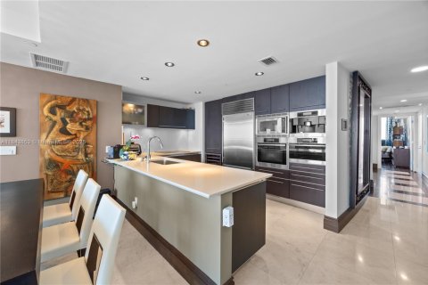 Condo in Sunny Isles Beach, Florida, 3 bedrooms № 1940471 - photo 13