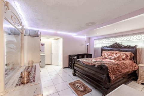House in Sunrise, Florida 2 bedrooms, 111.2 sq.m. № 1180310 - photo 1