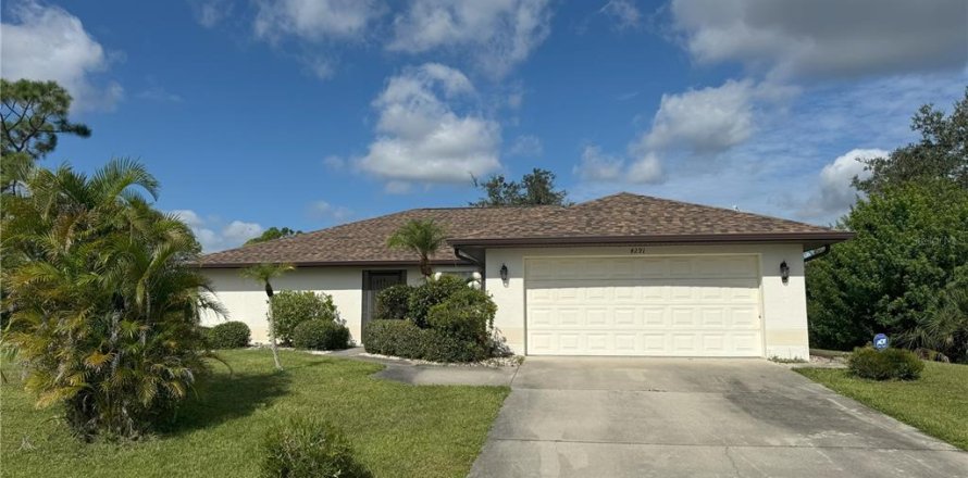 Casa en Port Charlotte, Florida 3 dormitorios, 135.36 m2 № 1902597
