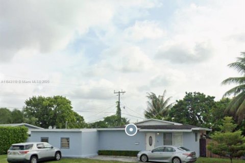 House in Miami Gardens, Florida 3 bedrooms, 105.44 sq.m. № 1836162 - photo 1