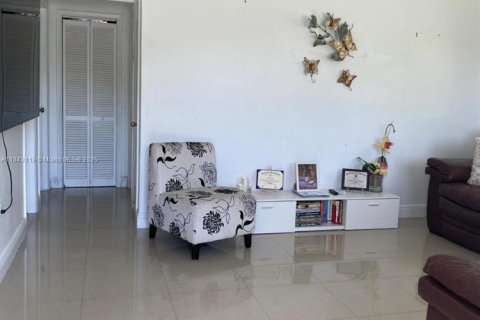 House in Miami Gardens, Florida 3 bedrooms, 105.44 sq.m. № 1836162 - photo 4