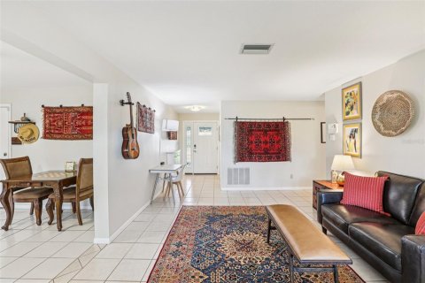 Villa ou maison à louer à Seminole, Floride: 3 chambres, 147.99 m2 № 2107527 - photo 5