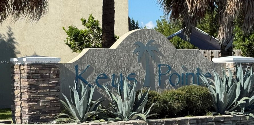 Townhouse in Florida City, Florida 2 bedrooms, 112.23 sq.m. № 2052759